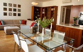Spacious Elegance In The Heart Of Old Town