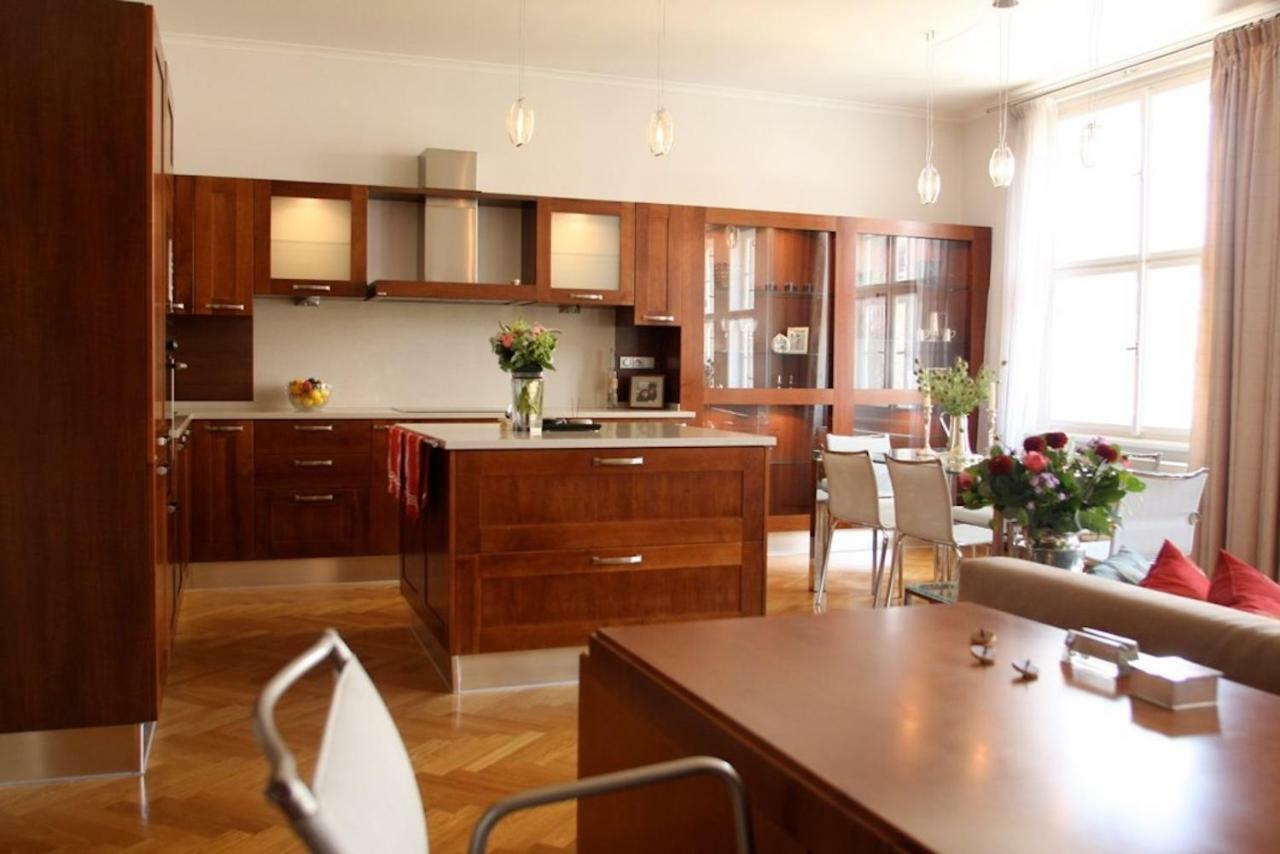 Spacious Elegance In The Heart Of Old Town Prague Exterior photo